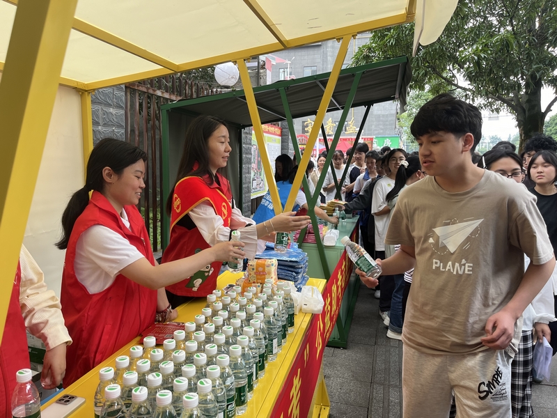 國家稅務總局金沙縣稅務局聯合團縣委、總工會等部門，組織黨員干部在高考期間開設志愿者服務站，為考生發放礦泉水、文具等物資。敖歡攝