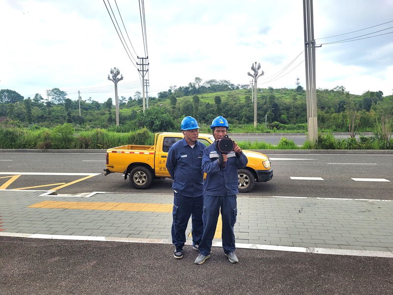貴安供電局工作人員利用無人機、紅外測溫儀等智能化設備對電力線路進行巡檢?？椎聜z
