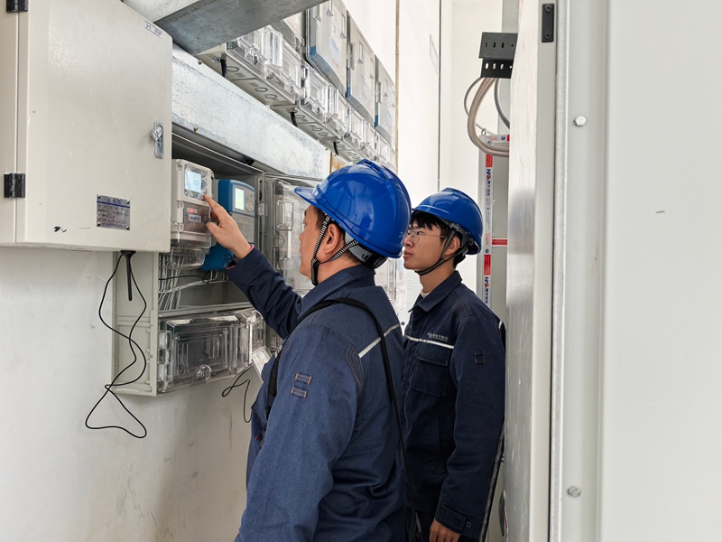 貴安供電局工作人員在貴安綜保區進行“一企一表”改造工作。滕德云攝