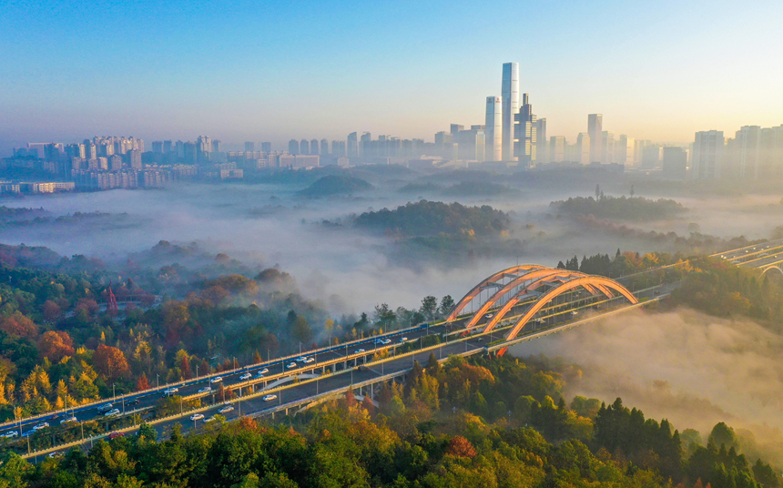 觀山湖公園晨霧繚繞宛若仙境。喬啟明攝