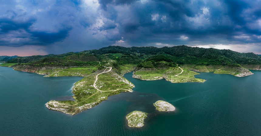 2025年6月14日，在黔西市五里鄉桐山村拍攝的支嘎阿魯湖風光。