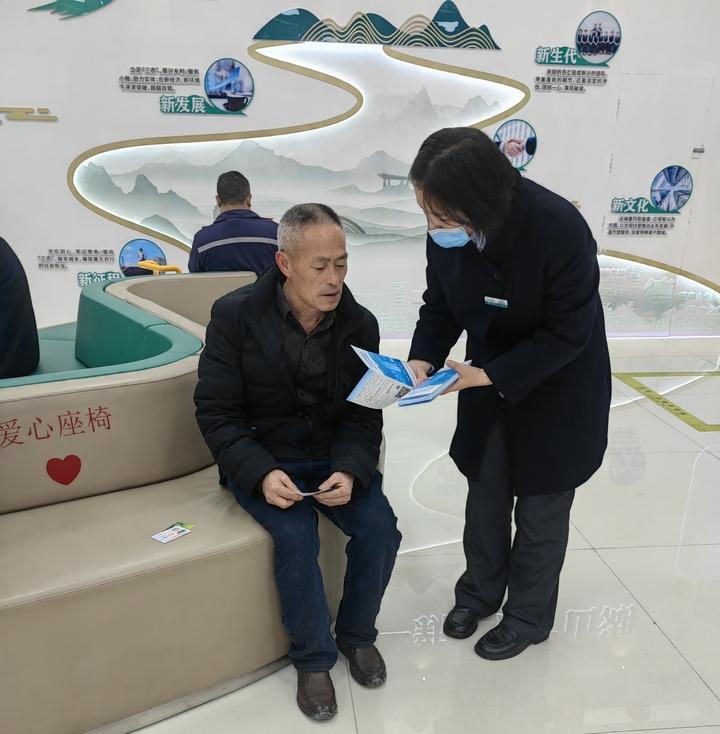 農行貴陽分行網點工作人員向老年客戶介紹安全用卡金融知識。