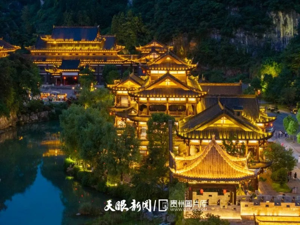 織金平遠古鎮燈火闌珊，那金色的光芒如絲線般交織，將亭臺樓閣、軒榭廊坊映照得美輪美奐。王洋/攝