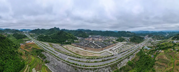 都勻秦漢影視城，是集影視劇創作攝制、文化旅游創意互動，度假旅游和文化旅游產業等一體的全影視產業項目。胡國鑫/攝