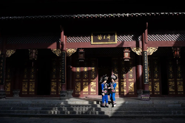 苗王城喜迎八方客，體驗苗族風情。齊黔書/攝