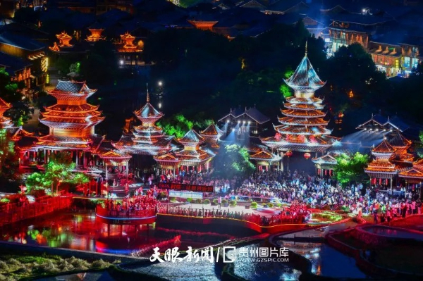 侗族群眾在黎平縣肇興侗寨，為游客演唱侗族大歌。盧忠南/攝