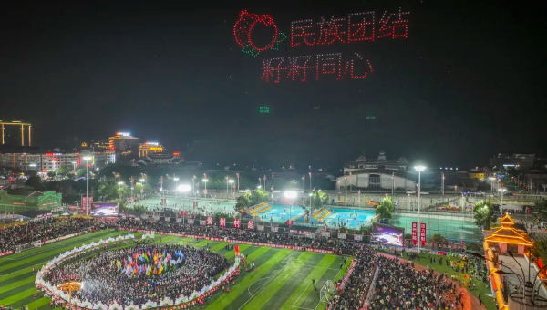 2025貴州村超開幕式暨“村超村晚”場面熱鬧非凡，民族風與體育激情在這里相互碰撞。尹剛/攝