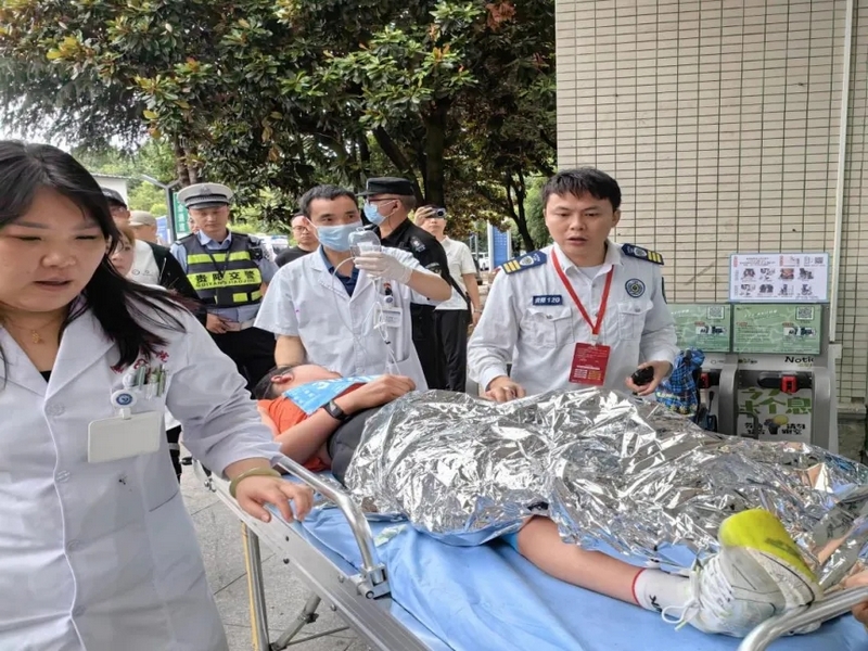 貴陽市二醫圓滿完成2025貴陽國際馬拉松賽事醫療保障任務。