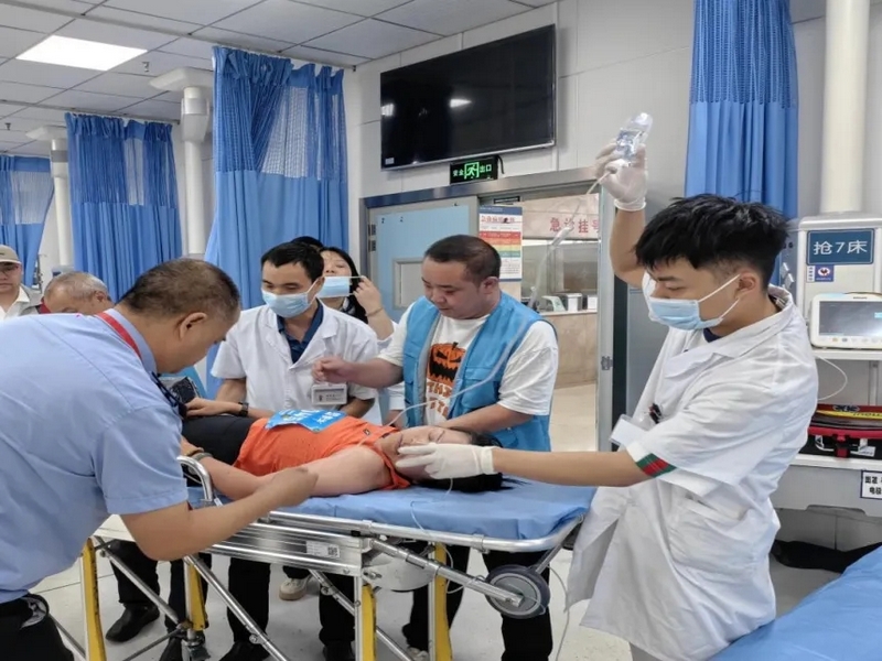 貴陽市二醫圓滿完成2025貴陽國際馬拉松賽事醫療保障任務。