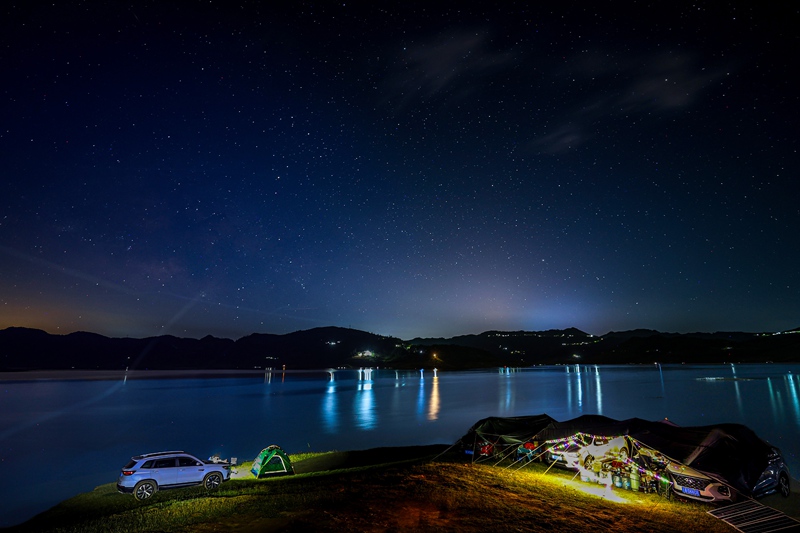 游客在大方縣黃泥塘鎮境內支嘎阿魯湖畔的一個露營基地露營。