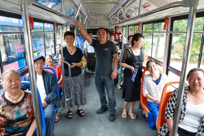 坐上公交，村民們喜笑顏開.jpg