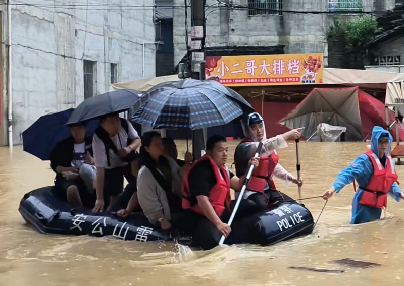 公安緊急轉移被困群眾。武警貴州供圖