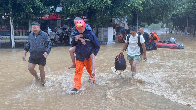 消防連夜參與救援。貴州消防救援總隊供圖