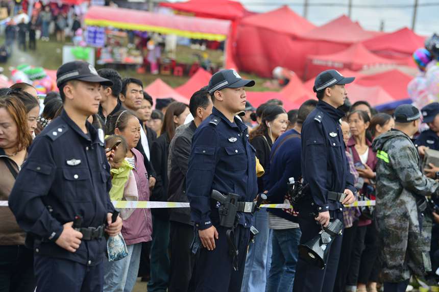 民輔警在珠藏鎮青山羊場“谷花節”安保。