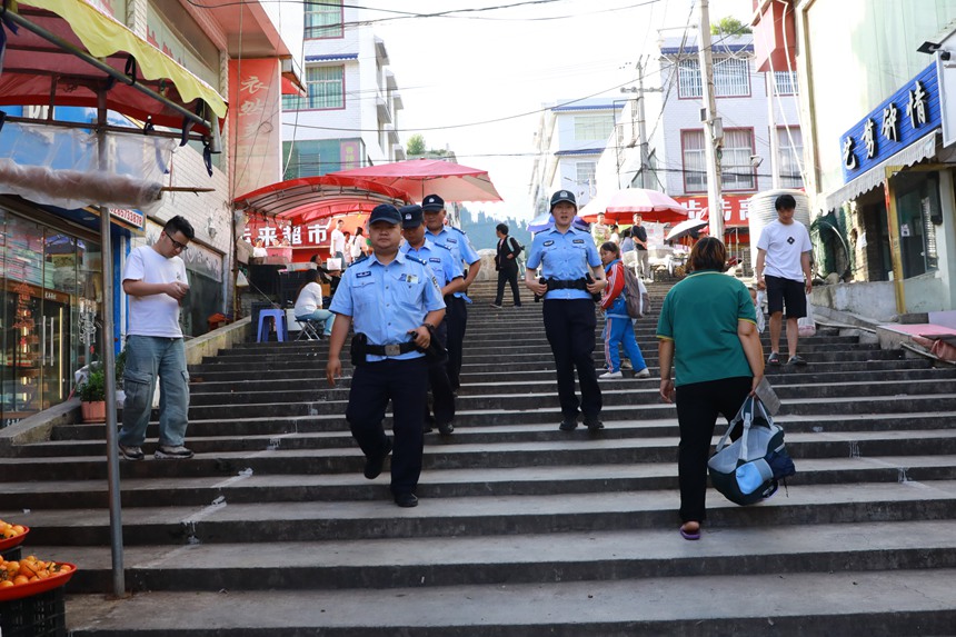 民輔警在集市開展巡邏防控工作。