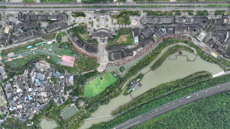 俯瞰雨后蓮花濕地公園。