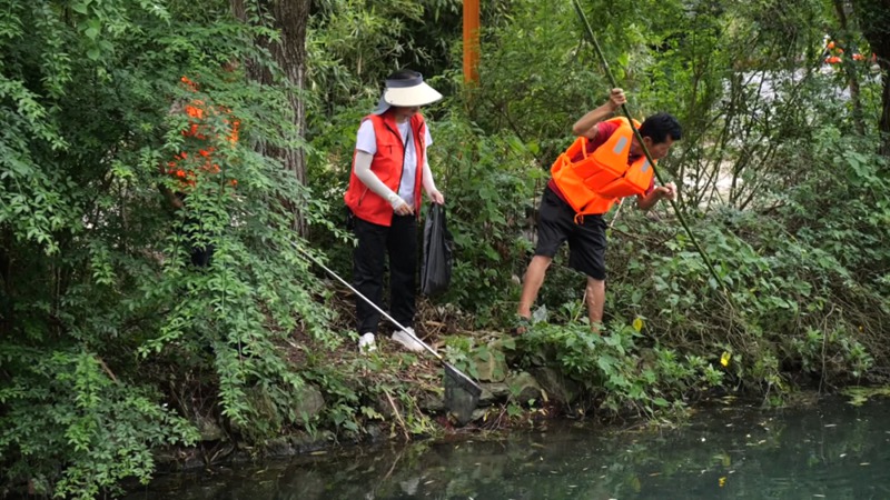 河道垃圾清理專項行動現場。