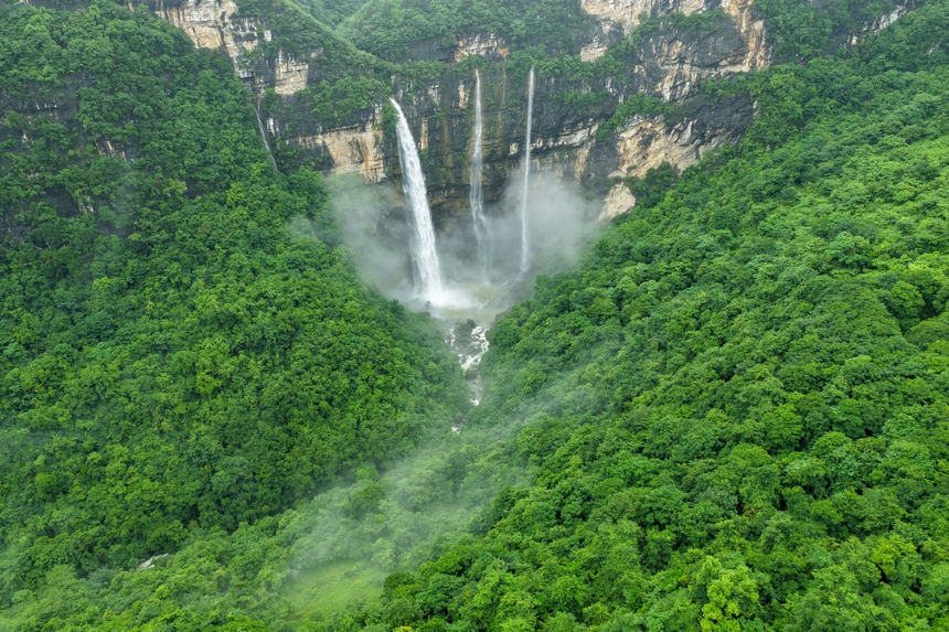 2025年6月22日拍攝的貴州省黔東南苗族侗族自治州施秉縣甘溪鄉江凱村江凱河瀑布。