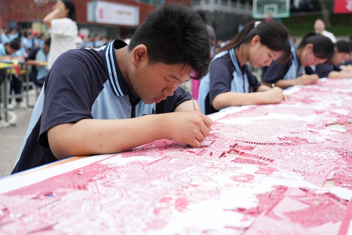 學生正在剪紙（民中供圖）.JPG