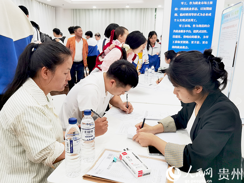 招聘會現場。人民網記者 王秀芳攝