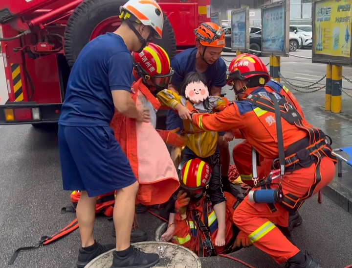 消防員救出被困者。劍河縣消防救援大隊供圖