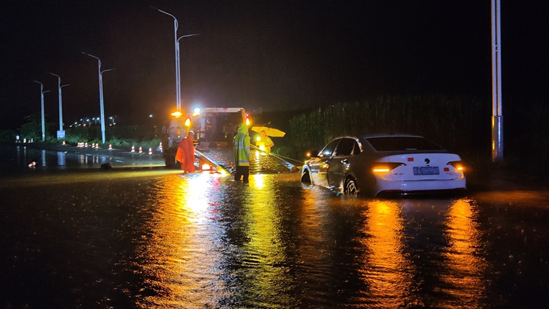 貴州三都干部群眾齊心協力抗洪搶險。