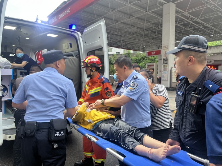 成功救出被困者并送上救護車。劍河縣消防救援大隊供圖