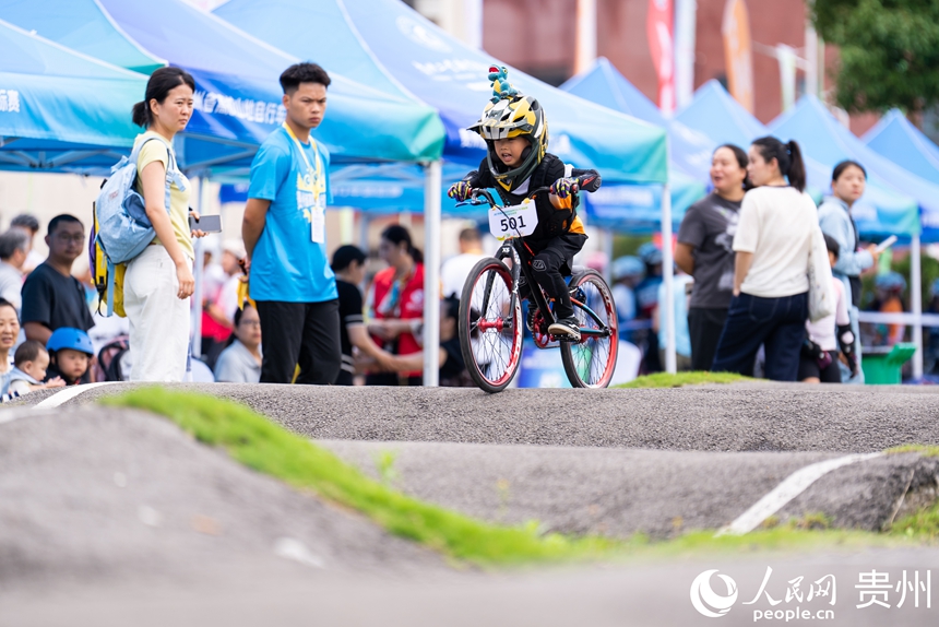 2025年貴州省高校山地自行車錦標賽現場。人民網記者 涂敏攝