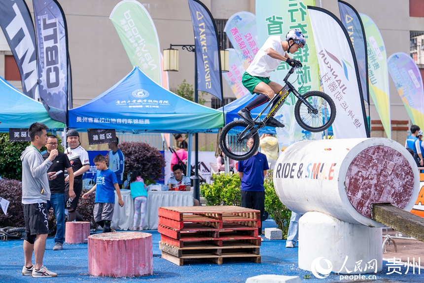 2025年貴州省高校山地自行車錦標賽現場。人民網記者 涂敏攝