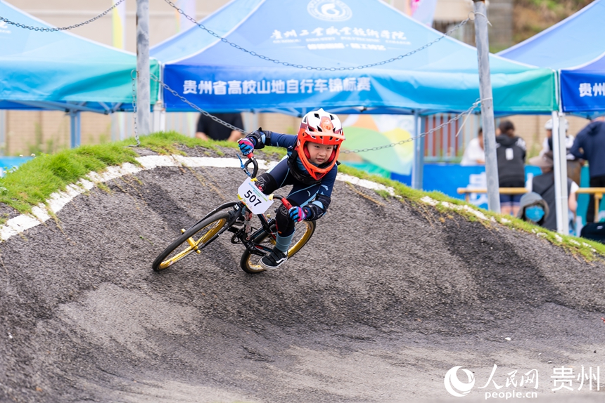 2025年貴州省高校山地自行車錦標賽現場。人民網記者 涂敏攝