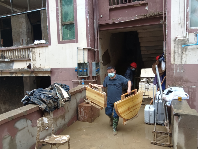 從江縣局黨委書記、局長石明信應退休干部求助幫助轉運物資及時撤離。