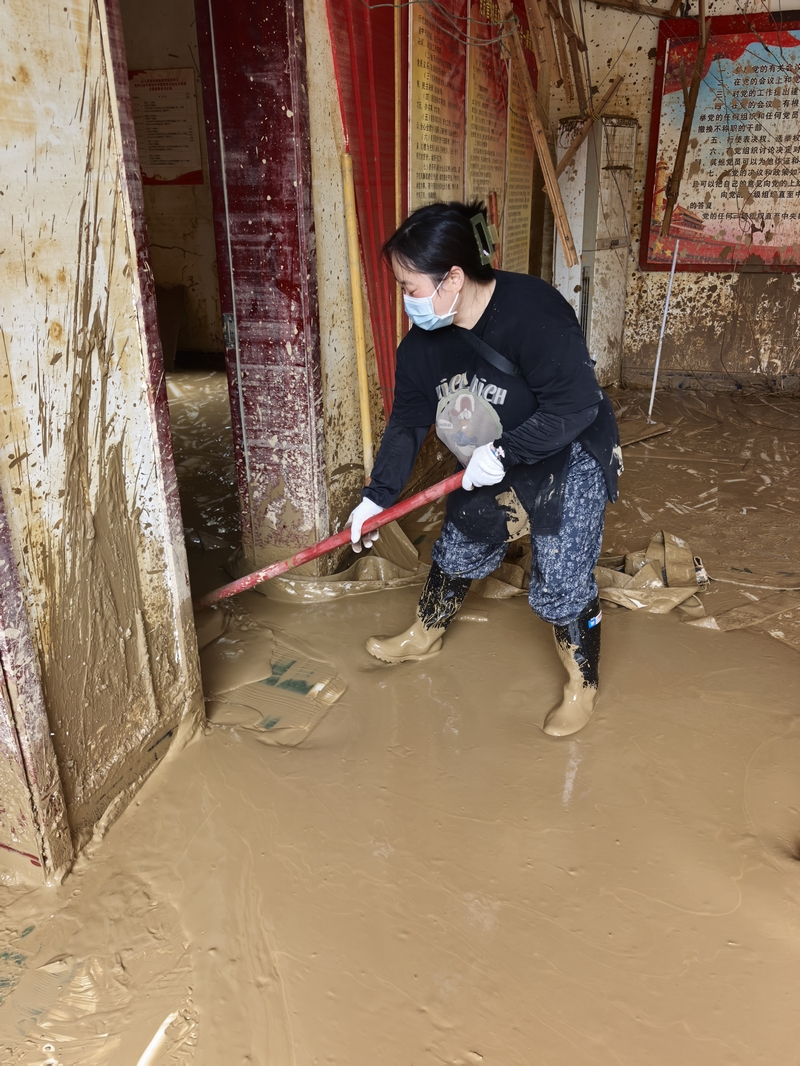 陸凱連同志提前結束產假，迅速投入縣局災后清淤工作。