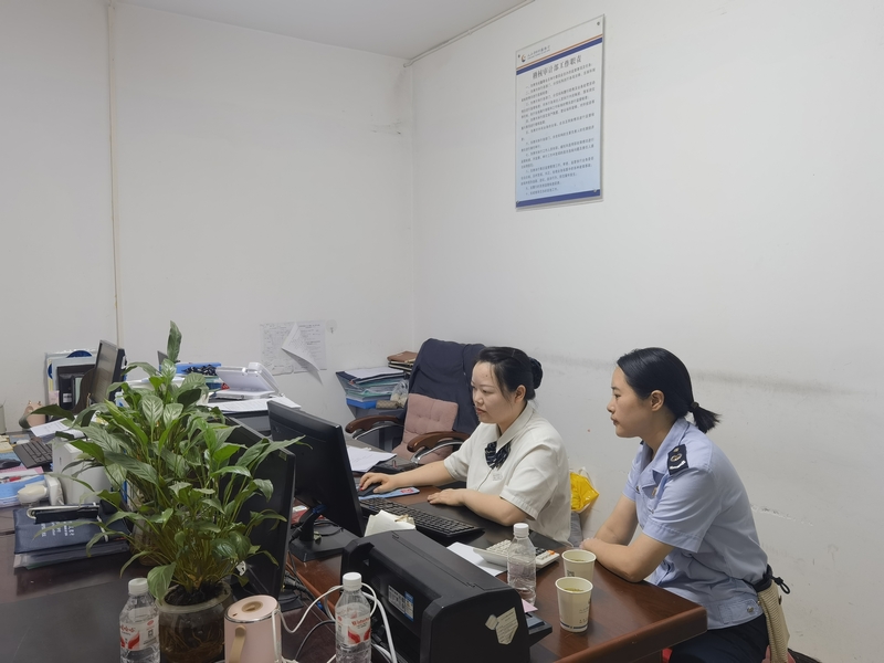 縣局年輕干部喻琴迅速趕往受災企業輔導涉稅報損。