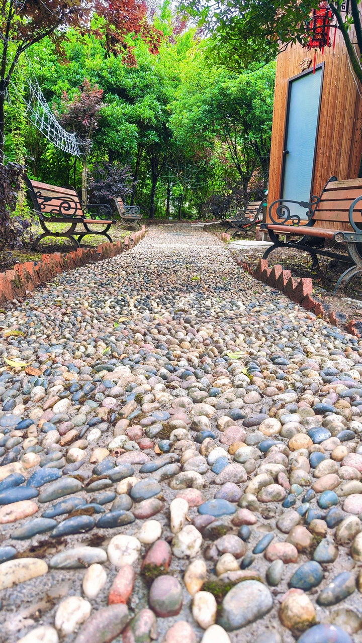 鵝卵石路面的休閑小徑。稅會靜 攝.jpg