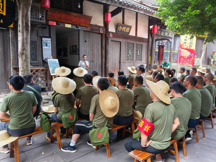 隊員們聆聽紅色故事。習水縣融媒體中心供圖.jpg