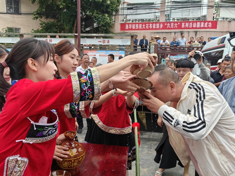攔門酒。王艷攝