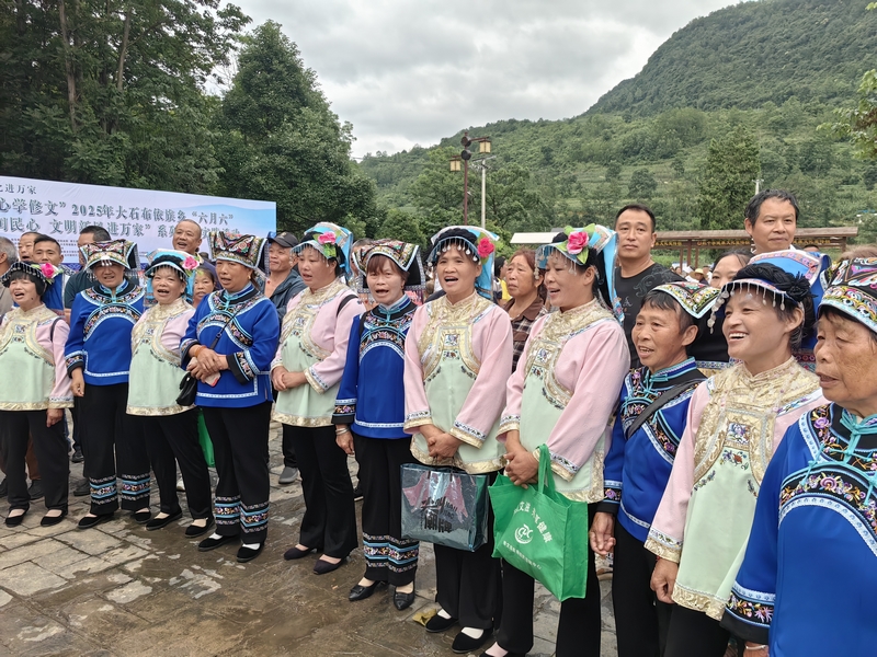 依族同胞唱敬酒歌。王艷攝