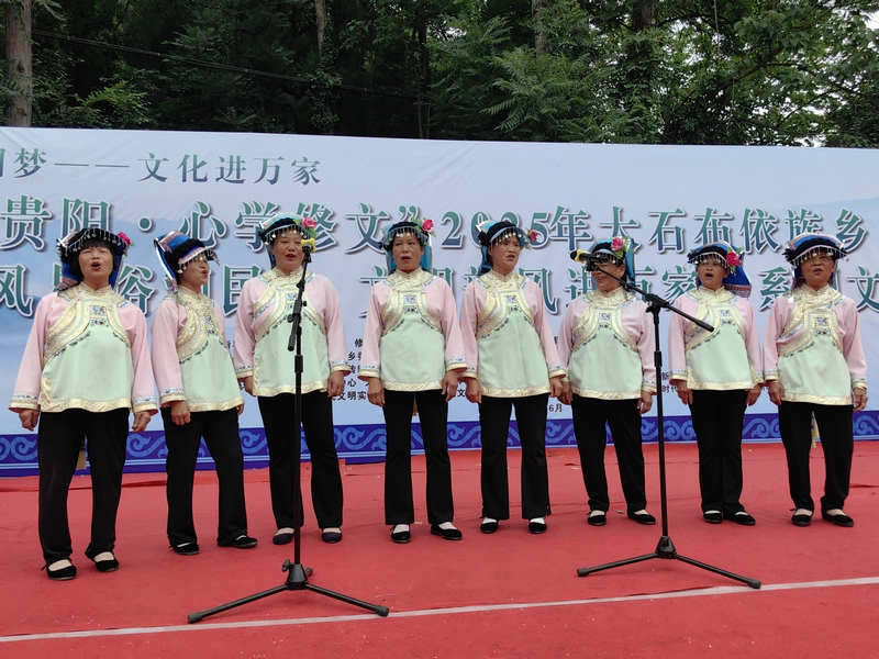 布依族歌舞表演。王艷攝