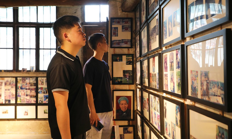 觀看老相片。陳桂良攝