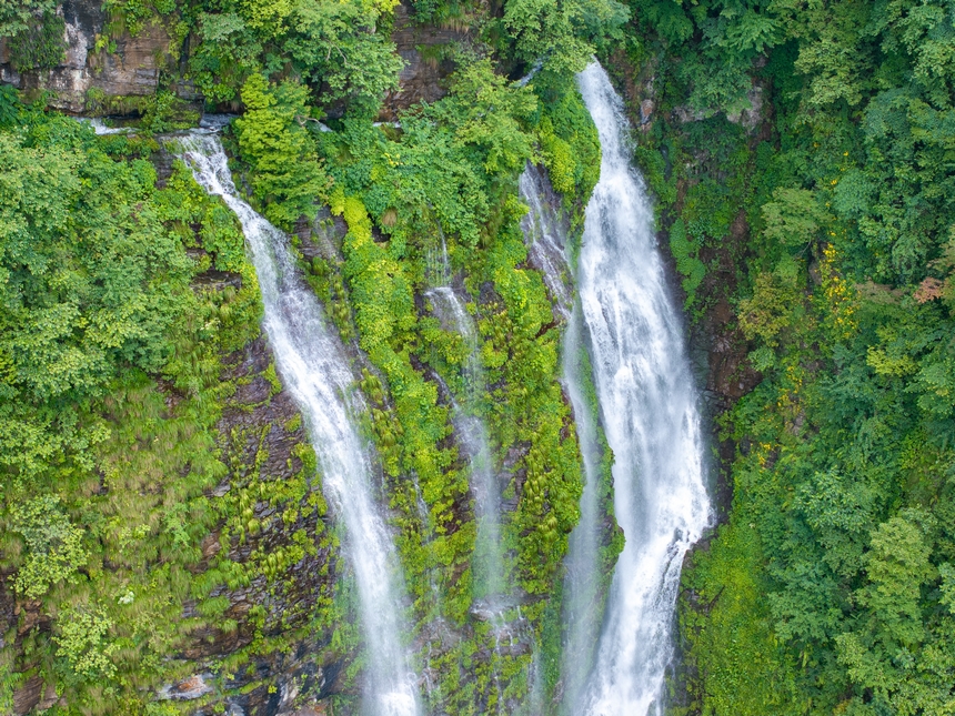 6月29日，游客在貴州省畢節市納雍縣吊水巖瀑布游玩打卡。