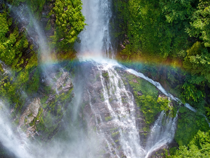 6月29日，游客在貴州省畢節市納雍縣吊水巖瀑布游玩打卡。