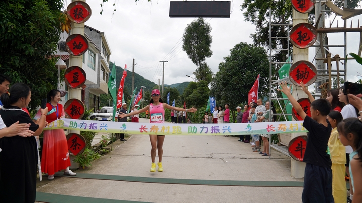 2025年6月28日茅天鎮“村跑”現場選手沖線。何芳 攝.JPG