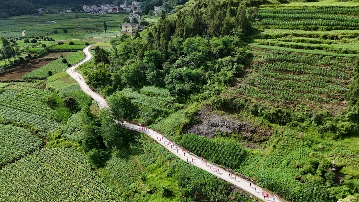 圖為 2025年6月28日茅天鎮“村跑”航拍。文銳 攝.JPG