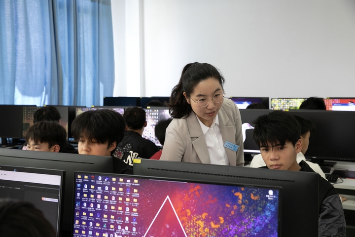 幫扶教師朱玉姝婧上課.陳春志 攝.jpg