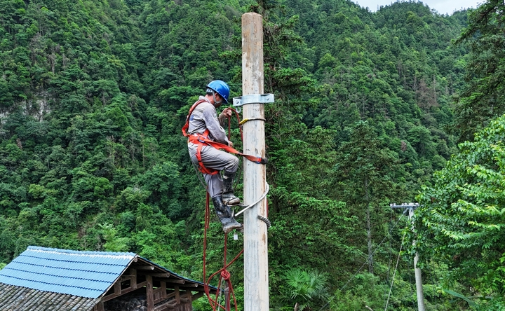 電力搶修人員在磻溪鎮搶修線路。羅崢銘攝