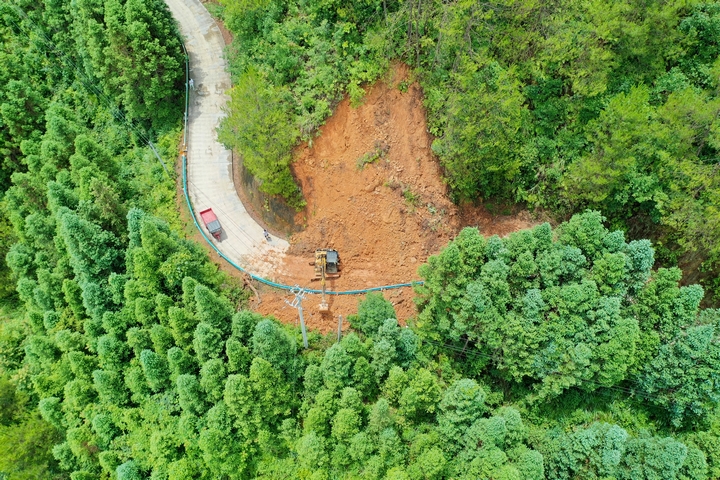 南明鎮道路塌方路段。姜澤光攝