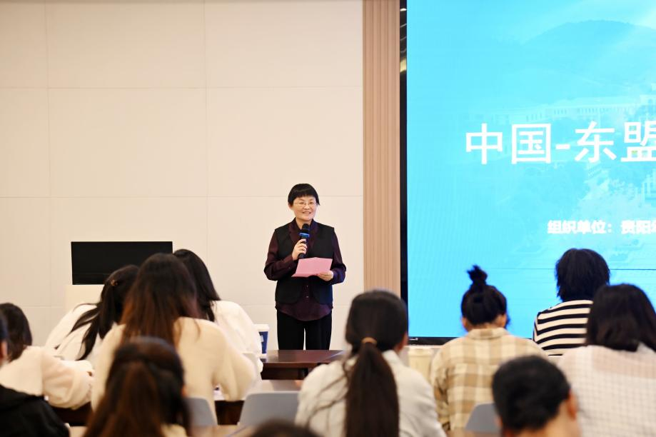 貴陽幼兒師范高等?？茖W校副校長潘麗芬致辭。