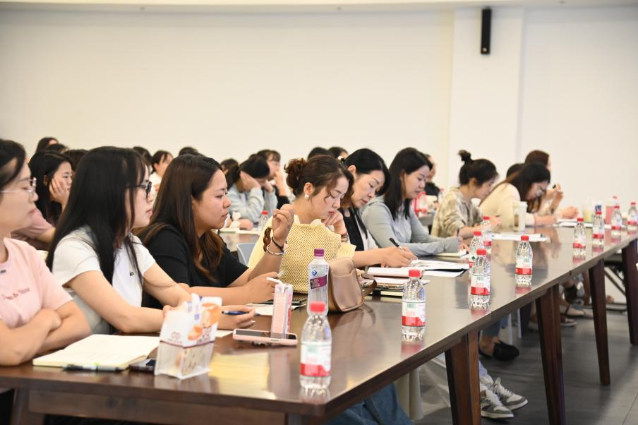 與會人員認真傾聽分享。