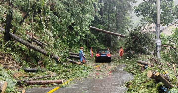 圖為，雷山縣永樂鎮消防員在疏通交通主干道。