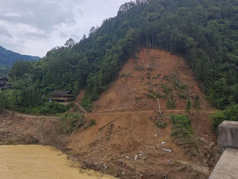 山體塌方阻斷道路。